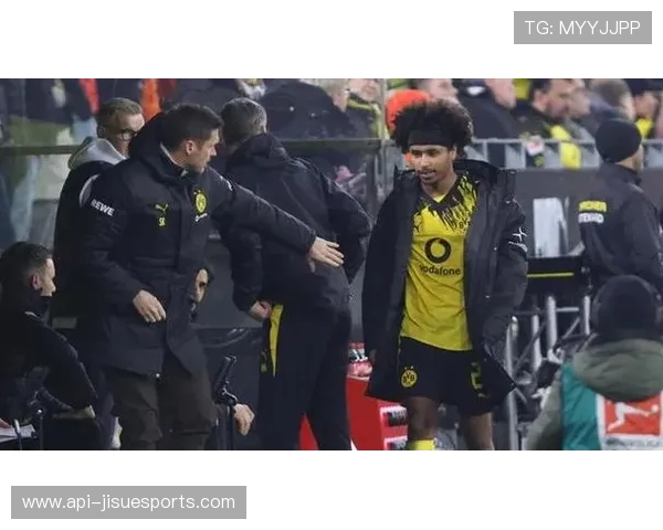 多特蒙德阿德耶米情绪失控引发冲突,俱乐部内部考量其未来