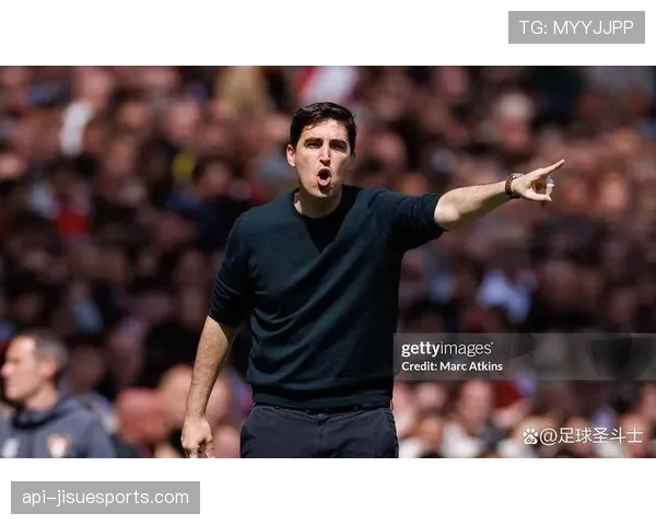 场边视角：伯恩茅斯主帅伊劳拉因抗议判罚，被裁判出示黄牌警告